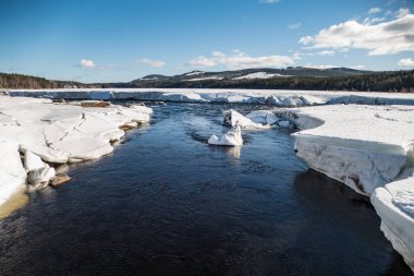 İsveç 'te kışın güçlü bir şelale.