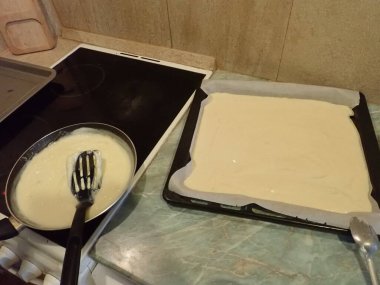 Ev yapımı meyveli pasta için mutfak hazırlığı