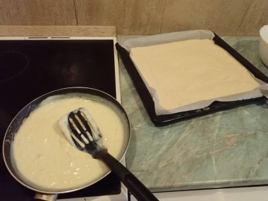 Ev yapımı meyveli pasta için mutfak hazırlığı