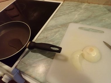 Yemek hazırlamak için mutfakta sebze doğruyorum.