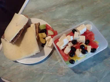 Ekmek peyniri ve salatalı taze soğuk aperatif