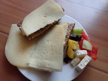 Ekmek peyniri ve salatalı taze soğuk aperatif