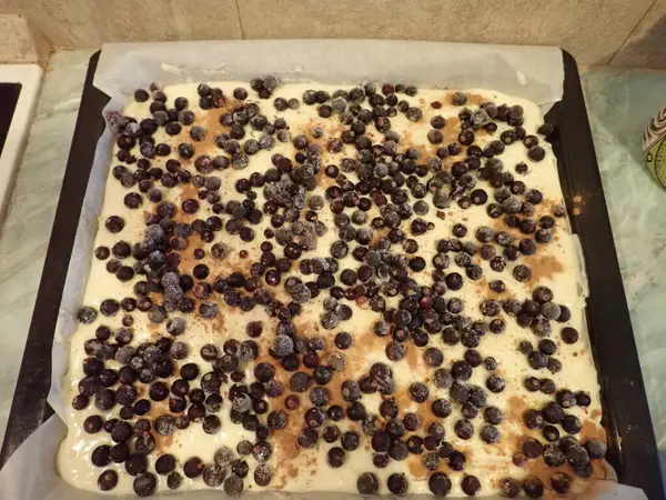 Keukenbereiding Van Een Zelfgemaakte Fruitbessentaart — Stockfoto