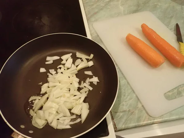 Yemek Hazırlamak Için Mutfakta Sebze Doğruyorum — Stok fotoğraf