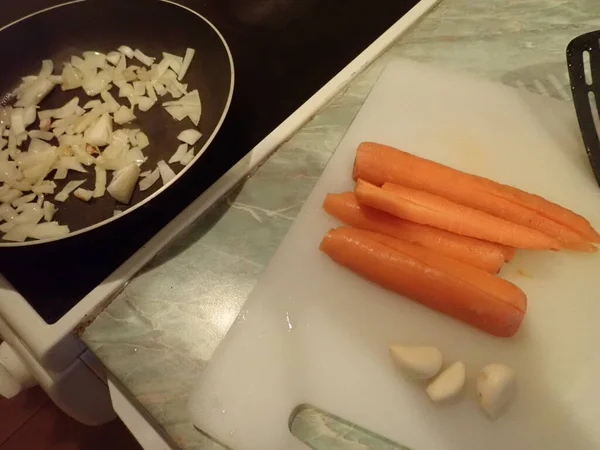 調理用のキッチンで野菜を切る — ストック写真