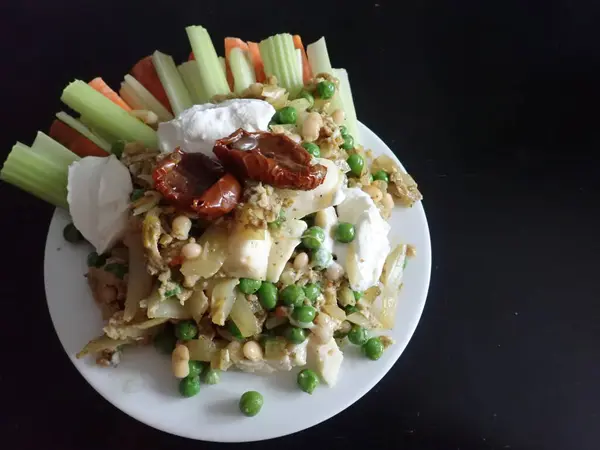 自家製の新鮮な暖かい野菜の混合サラダ — ストック写真
