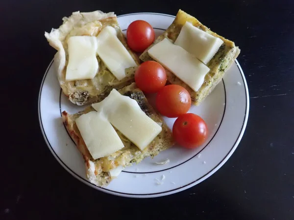 Spuntino Fresco Freddo Con Formaggio Pane Insalata — Foto Stock