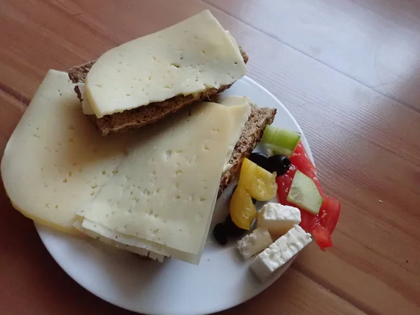 パンチーズとサラダ付きの新鮮な冷たいスナック — ストック写真