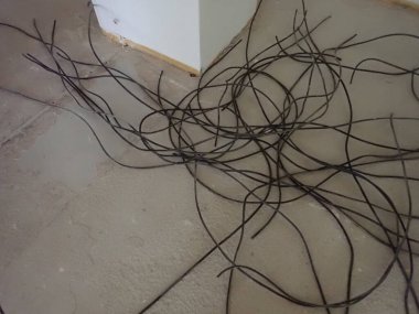 Evin içinde elektrik kabloları ve kablolar var.