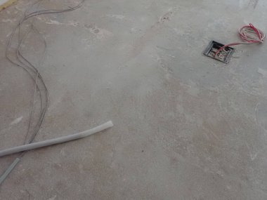 Evin içinde elektrik kabloları ve kablolar var.