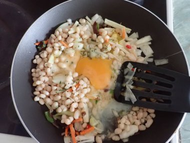 Taze fasulye sebze ve yumurta salatası.