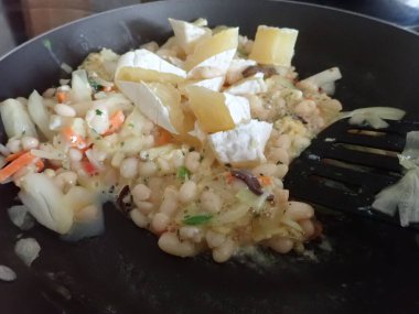 Taze fasulye sebze ve yumurta salatası.