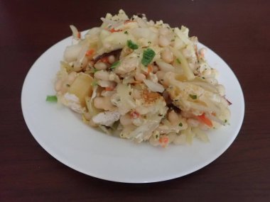 Taze fasulye sebze ve yumurta salatası.