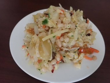 Taze fasulye sebze ve yumurta salatası.