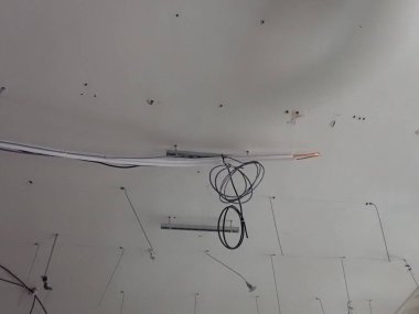 Evin içinde elektrik kabloları ve kablolar var.