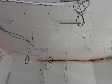 Evin içinde elektrik kabloları ve kablolar var.