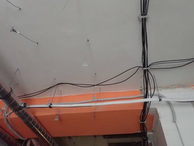 Evin içinde elektrik kabloları ve kablolar var.