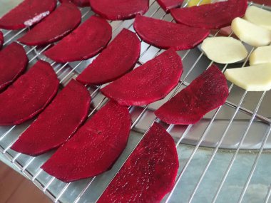 Ev yapımı kurutulmuş sebze için sağlıklı bir hazırlık.