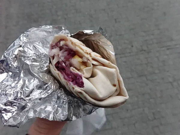 Street Elvenni Gyorsétterem Kebab Tortilla Csomagolás — Stock Fotó