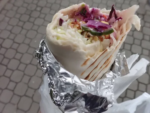 Street Elvenni Gyorsétterem Kebab Tortilla Csomagolás — Stock Fotó