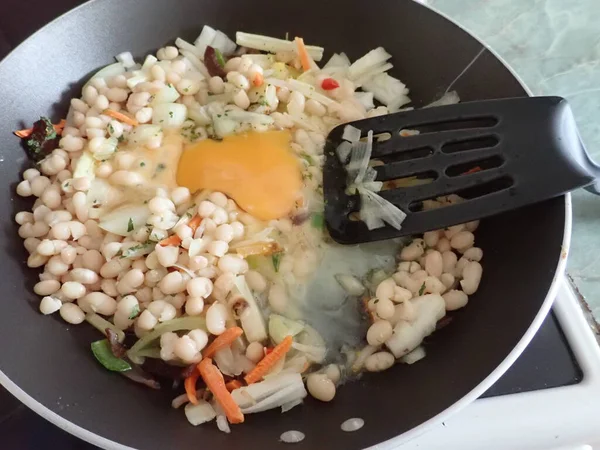 新鮮な暖かい豆の野菜と卵のサラダ — ストック写真