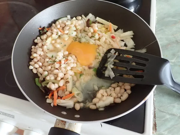 Ensalada Verduras Huevos Frescos Frijoles Calientes —  Fotos de Stock