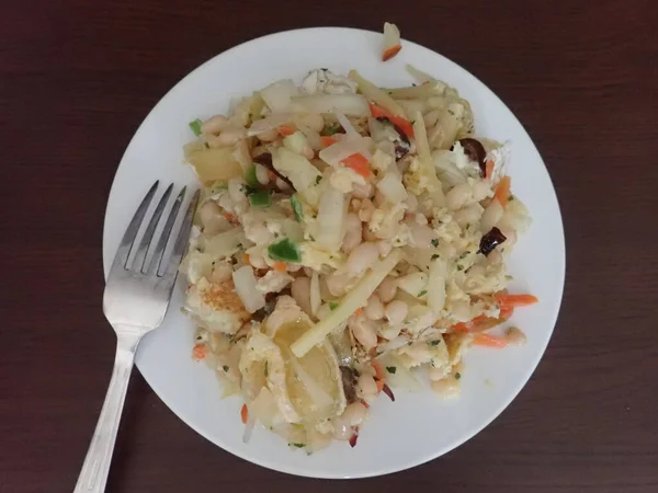 新鲜的热豆类蔬菜和鸡蛋沙拉 — 图库照片
