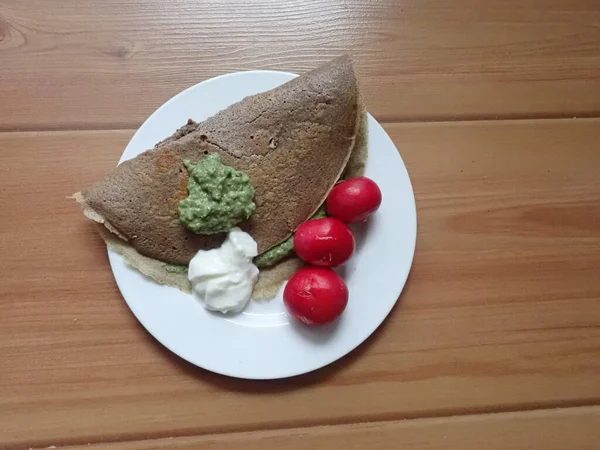 Portion Pfannkuchen Mit Käse Und Pesto Mit Gemüse — Stockfoto