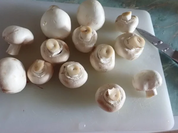 Memotong Jamur Papan Potong Putih Dapur — Stok Foto