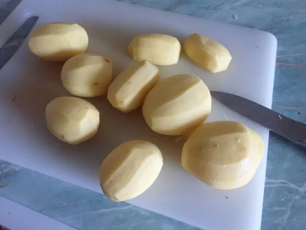 Cortar Batatas Sopa Uma Tábua Branca Cozinha — Fotografia de Stock