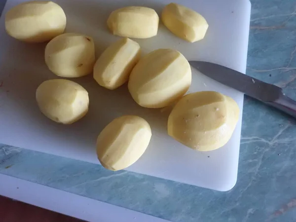 Cortar Batatas Sopa Uma Tábua Branca Cozinha — Fotografia de Stock