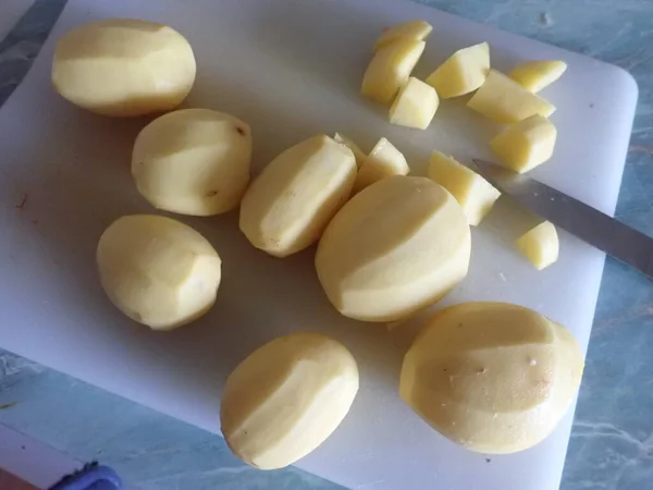 Резание Картошки Супа Белой Доске Кухне — стоковое фото