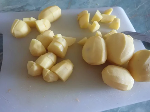 Cortar Batatas Sopa Uma Tábua Branca Cozinha — Fotografia de Stock