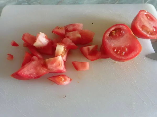 Taglio Pomodoro Rosso Una Lavagna Bianca Cucina — Foto Stock