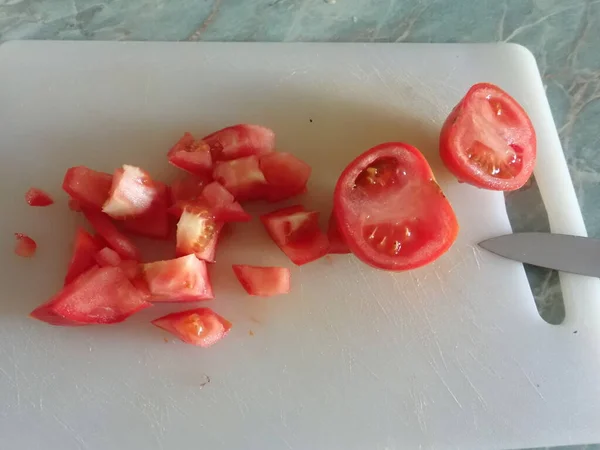 Taglio Pomodoro Rosso Una Lavagna Bianca Cucina — Foto Stock