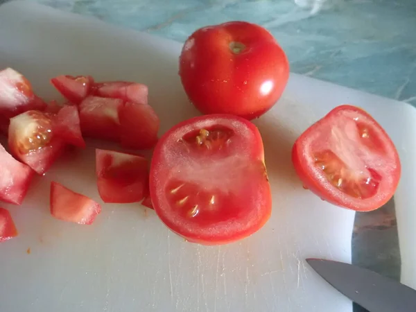 Taglio Pomodoro Rosso Una Lavagna Bianca Cucina — Foto Stock