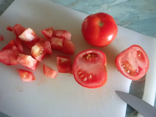 Corte Tomate Vermelho Uma Placa Branca Cozinha — Fotografia de Stock