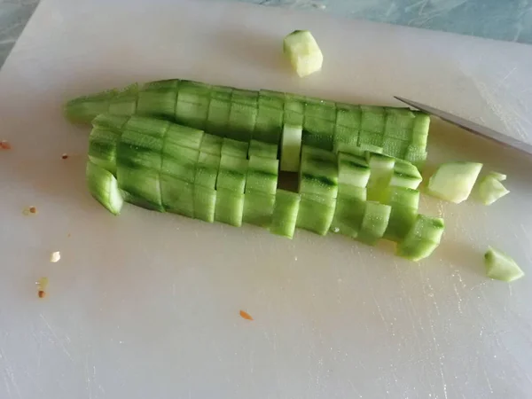 Cortar Pepino Crudo Una Pizarra Blanca Cocina —  Fotos de Stock