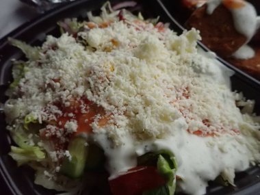 Sebze salatalı kızarmış falafel paket plastik tabakta.