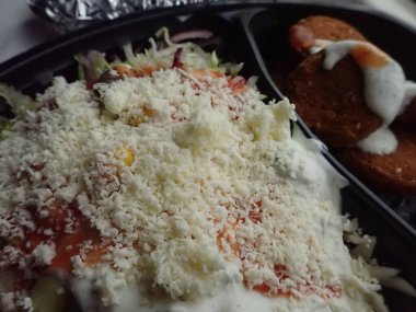 Sebze salatalı kızarmış falafel paket plastik tabakta.