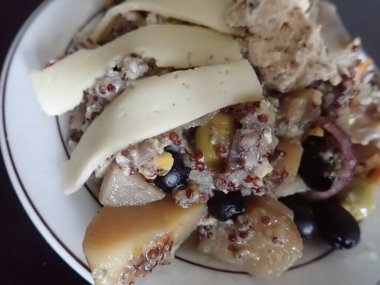 Yumurta ve peynirli sıcak sebze salatası.  