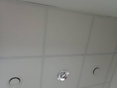 Beyaz ofis binasının tavan ızgarasının ayrıntıları