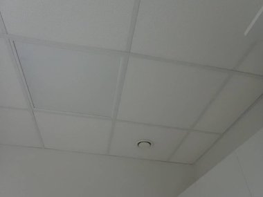 Beyaz ofis binasının tavan ızgarasının ayrıntıları