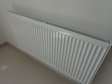 Basit beyaz iç ısıtma panelinin ayrıntıları