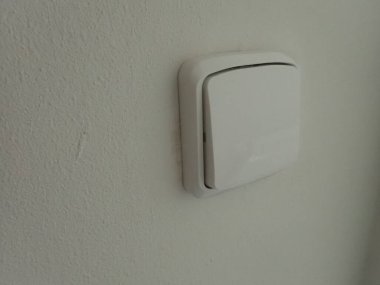 Duvardaki beyaz elektrik düğmesinin ayrıntıları 