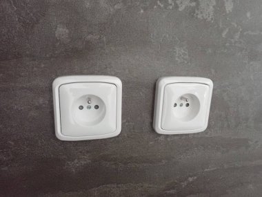 Duvardaki beyaz plastik soketin ayrıntıları