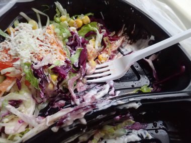 Sebze salatalı kızarmış falafel paket plastik tabakta.