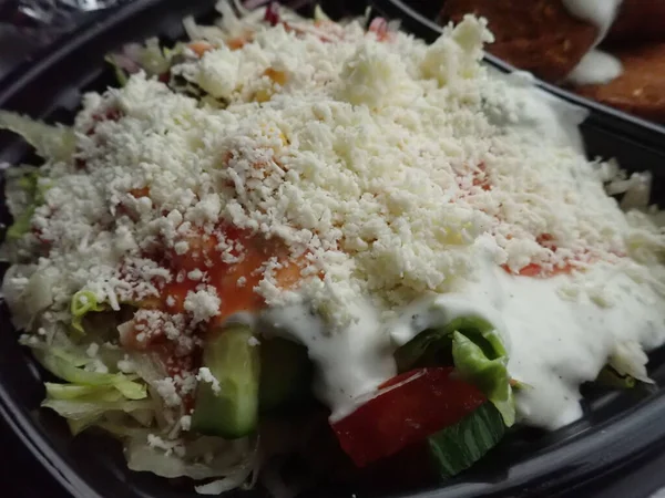 Sebze salatalı kızarmış falafel paket plastik tabakta.