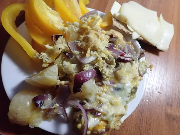 温かい野菜サラダに卵とチーズ — ストック写真
