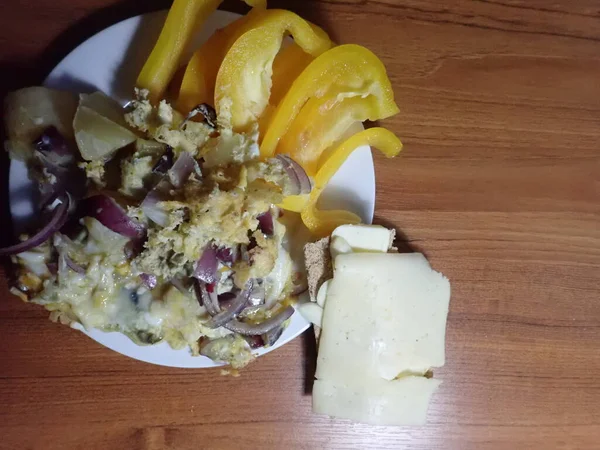 Porción Ensalada Verduras Tibias Con Huevos Queso —  Fotos de Stock